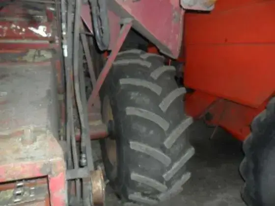 garażowany używany kombajn zbożowy Bizon Z 056 1986 r czerwony ogumienie w dobrym stanie technicznym