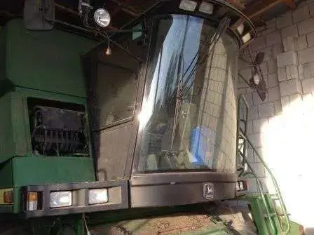 Zdjęcie prezentujące kabinę z zewnątrz w używanym kombajnie John Deere 2266 extra od korbanek.pl. Kabina z zewnątrz w kombajnie John Deere 2266 Extra używanym.