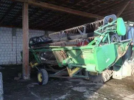 Fotografia przedstawiająca heder do kombajnu John Deere 2266 Extra używanego od korbanek.pl. Zdjęcie hedera do kombajnu Jonh Deere 2266 Extra używanego.