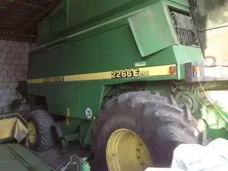 fotografia na której przedstawiono bok kombajnu zbożowego John Deere 2266 Extra używany, który można kupić od korbanek.pl. Zdjęcie przedstawiające bok kombajnu John Deere 2266 Extra .