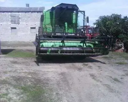 Używany kombajn do zbioru zbóż z hederem firmy DEUTZ FAHR model M2580 maszyny używane korbanek.pl