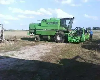 Zdjęcie używany kombajn zbożowy na polu Deutz-Fahr model  M 2580 rok porodukcji 1986 okazja korbanek.pl