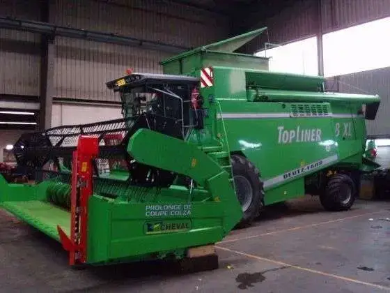 Heder używany kombajn Deutz Fahr Topliner 8 XL Widok używanego kombajnu zbożowego z hederem Deutz Fahr Topliner 8 XL maszyny używane korbanek.pl