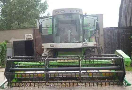 Widok zielonego kombajnu do zboża Deutz Fahr 5485 HL używanego na zdjęciu heder korbanek.pl
