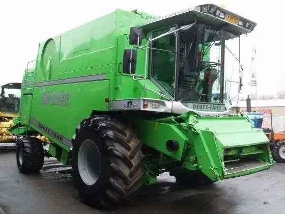Kombajn zbożowy Deutz Fahr Topliner 8 XL rok prod 2000 r Widok z boku używanego kombajnu do zboża firmy Deutz Fahr model Topliner 8 XL korbanek.pl