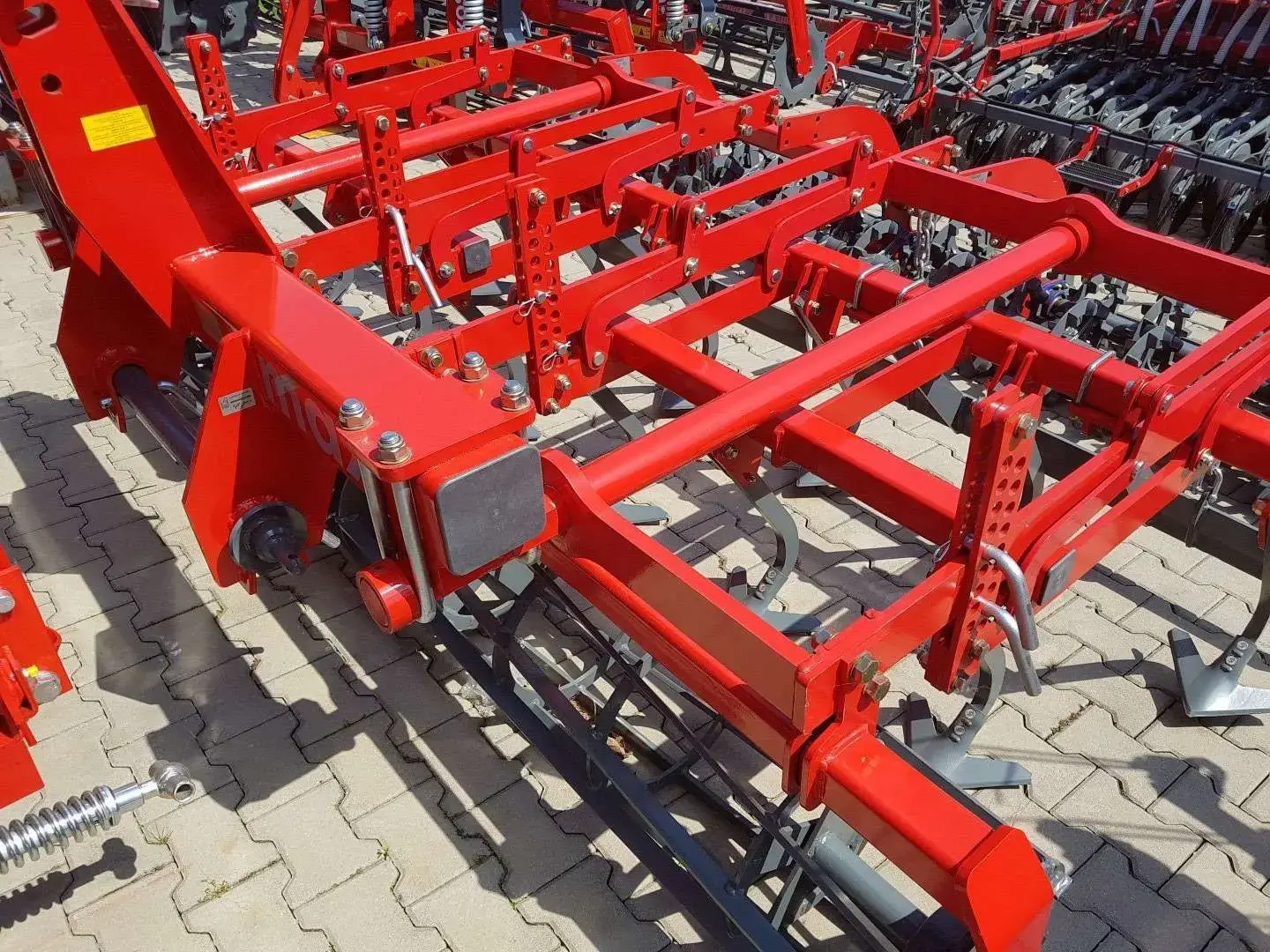 Max agregat bierny do uprawy przedsiewnej marki Unia Group Ogólny widok agregatu biernego składanego hydraulicznie do uprawy przedsiewnej marki MAX firmy Unia Group