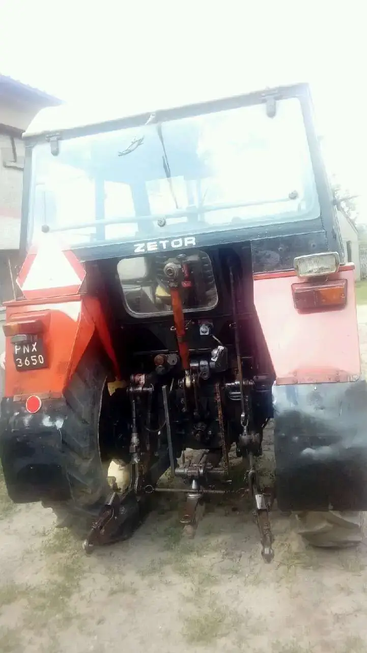 czysta kabina używany ciągnik rolniczy ZETOR 7211