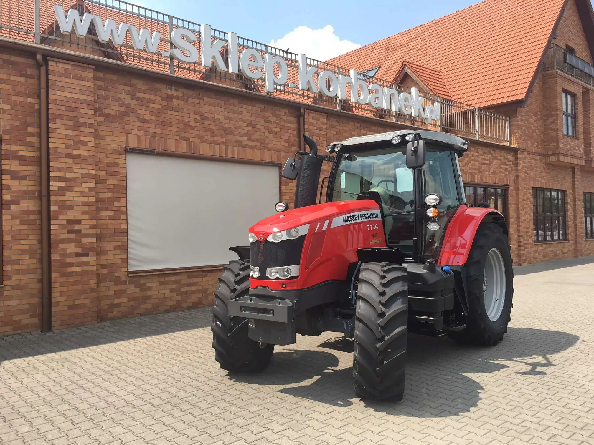 Nowy traktor Massey Ferguson 7714 z silnikiem AGCO Power sześcio cylindrowym przed sklepem firmy korbanek 