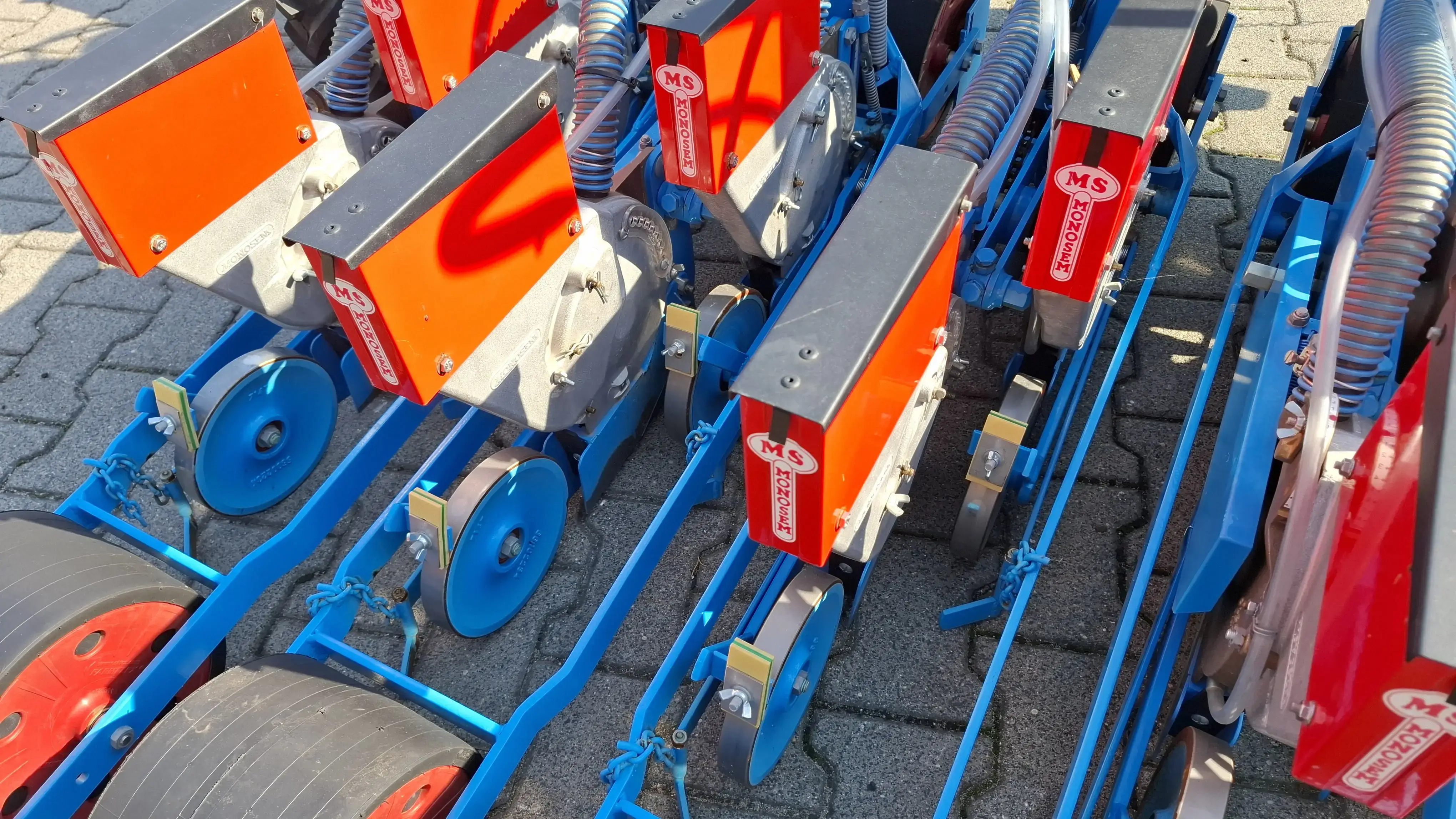 Zbiorniki na nasiona sekcji wysiewających Zbiorniki na nasiona