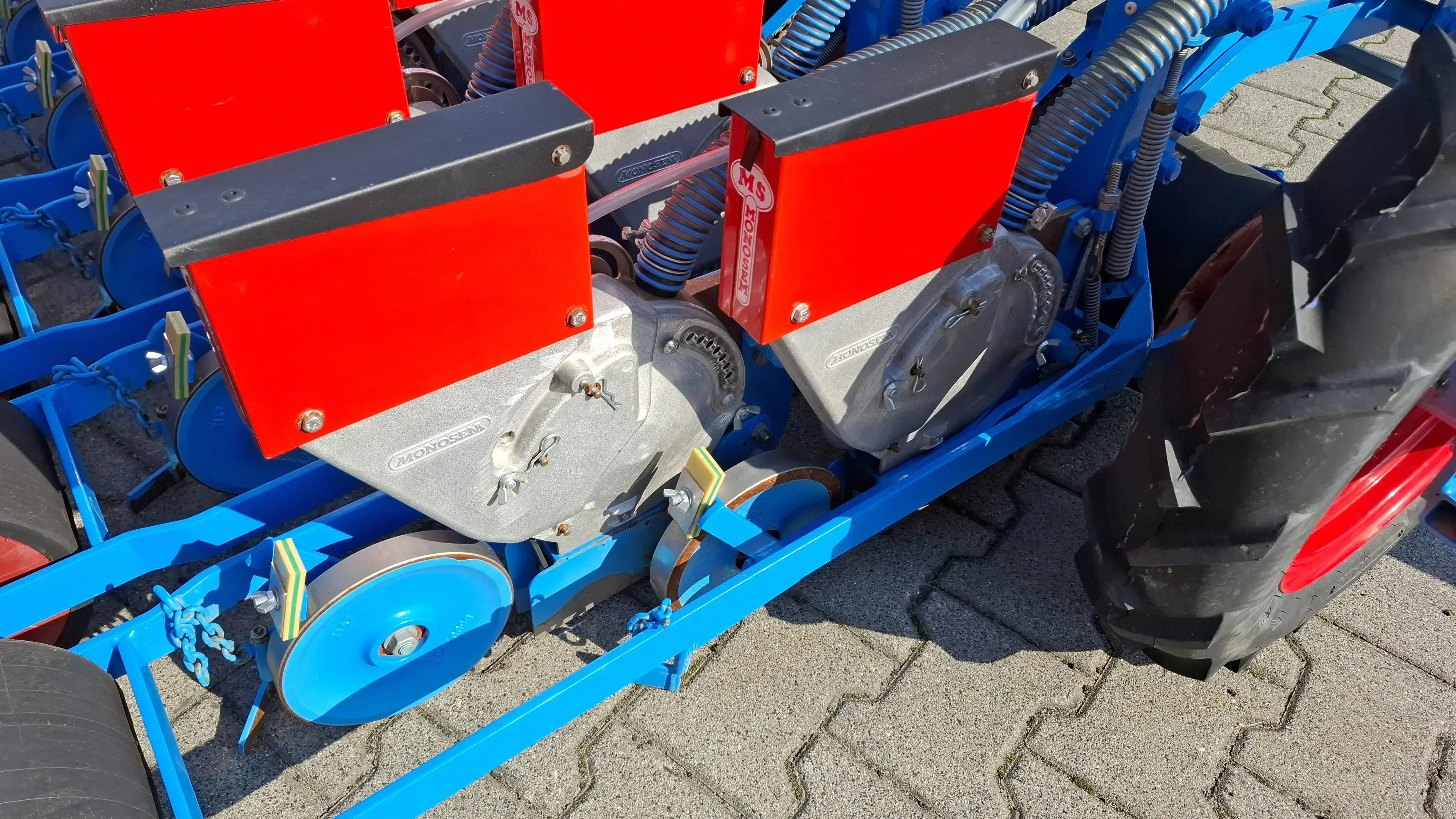 Widok na aparaty wysiewające, które rozdzielają nasiona Widok na aparaty wysiewające