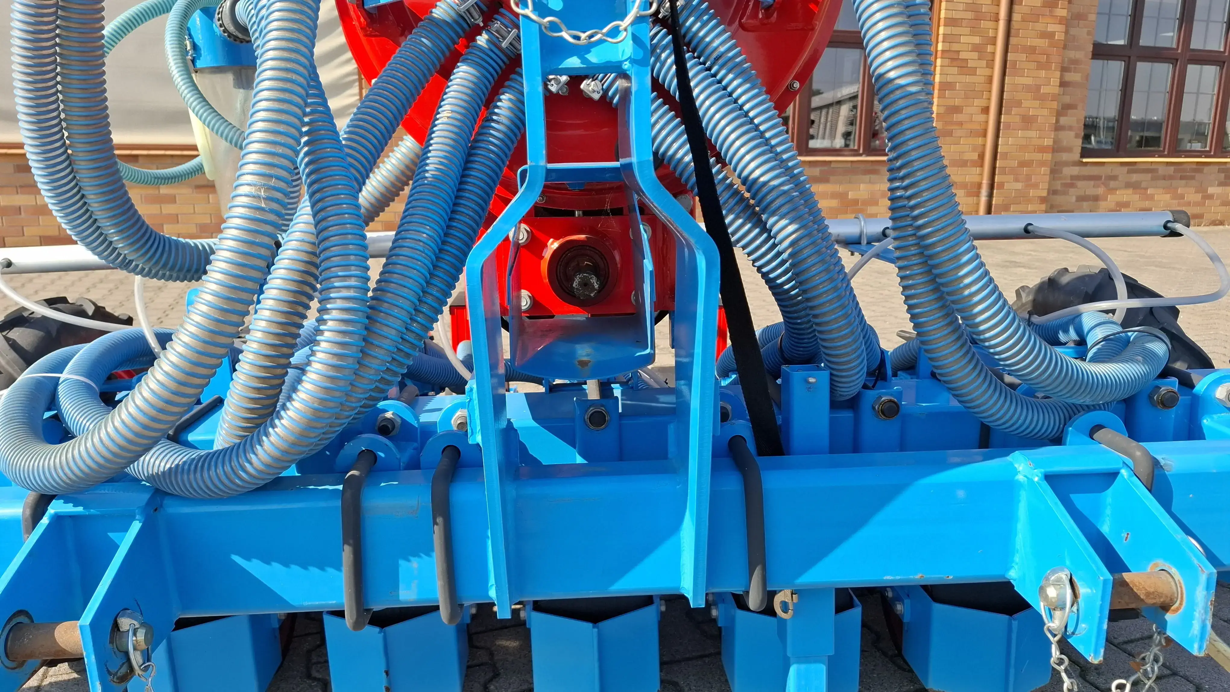 Układ zawieszenia siewnika punktowego do warzyw Układ zawieszenia