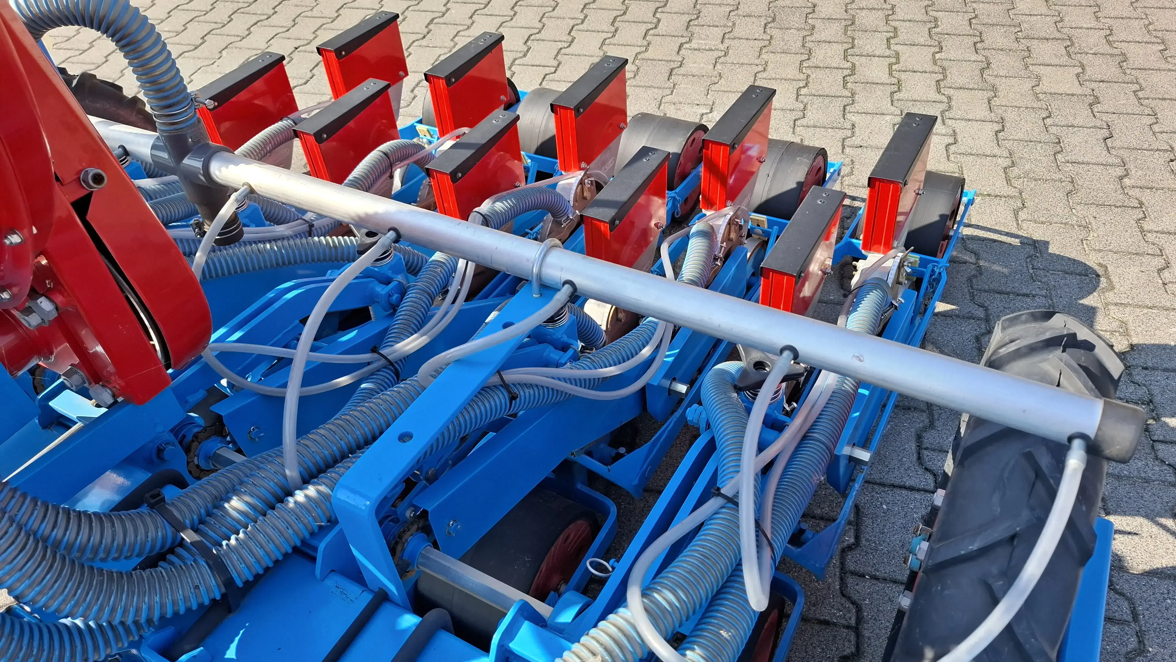 Belka pneumatycznego układu czyszczącego tarcze wysiewające Belka układu czyszczącego tarcze wysiewające