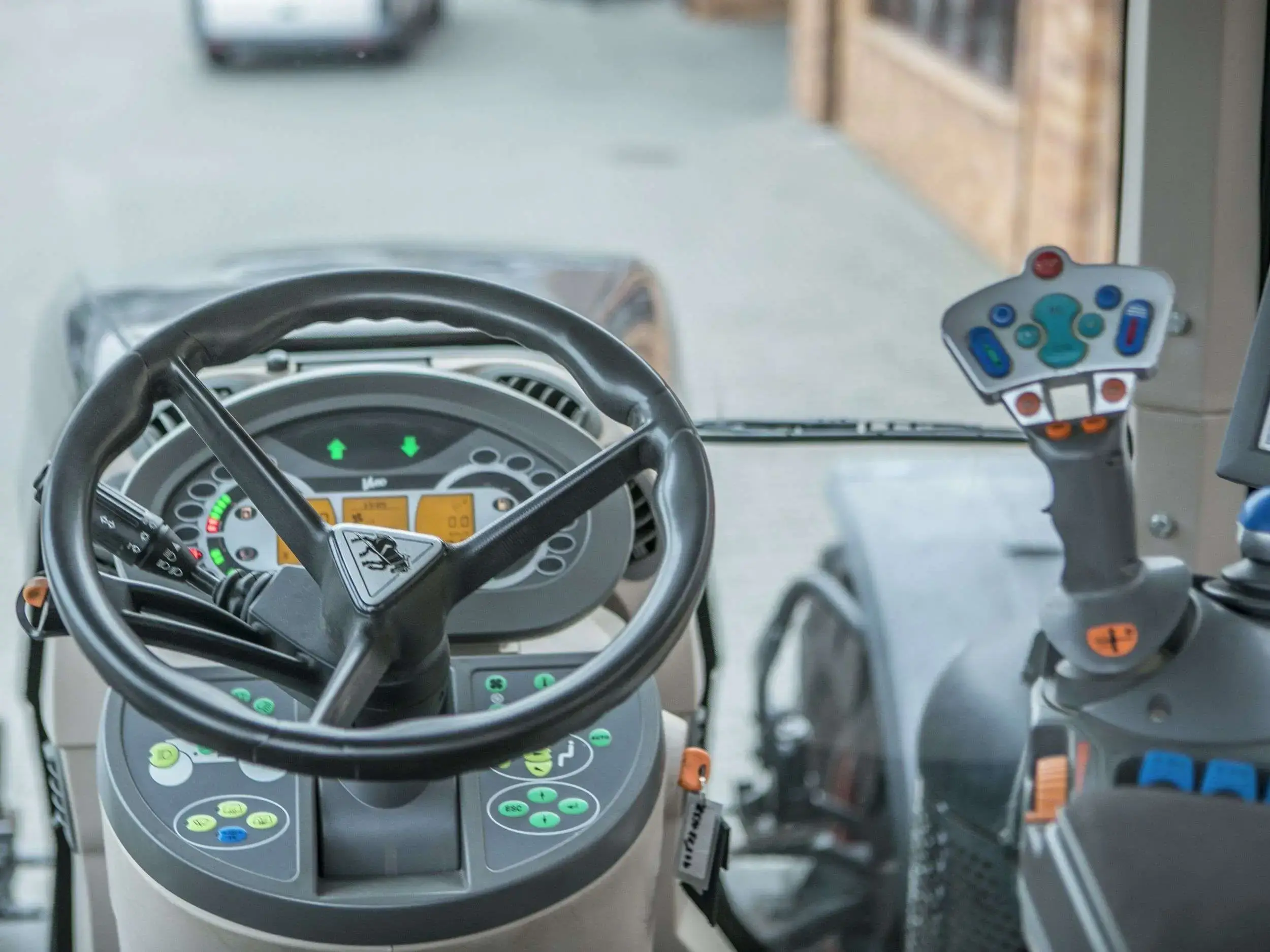 Kierownica , deska rozdzielcza i joystick wewnatrz kabiny ciagnika Fendt 936 z 2013 roku