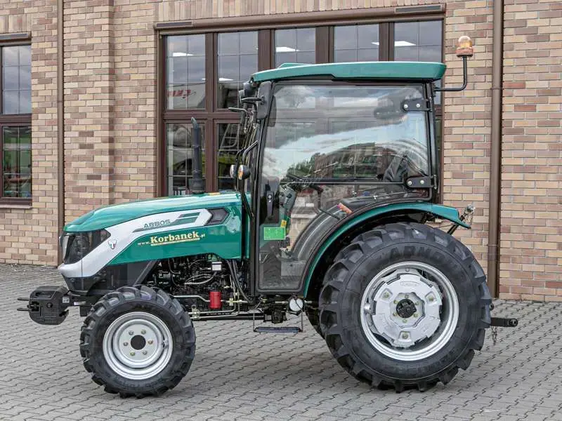 Arbos 2035 na tle sklepu części Korbanka Arbos 2035 widok z boku maszyna traktor ciągnik komunalny