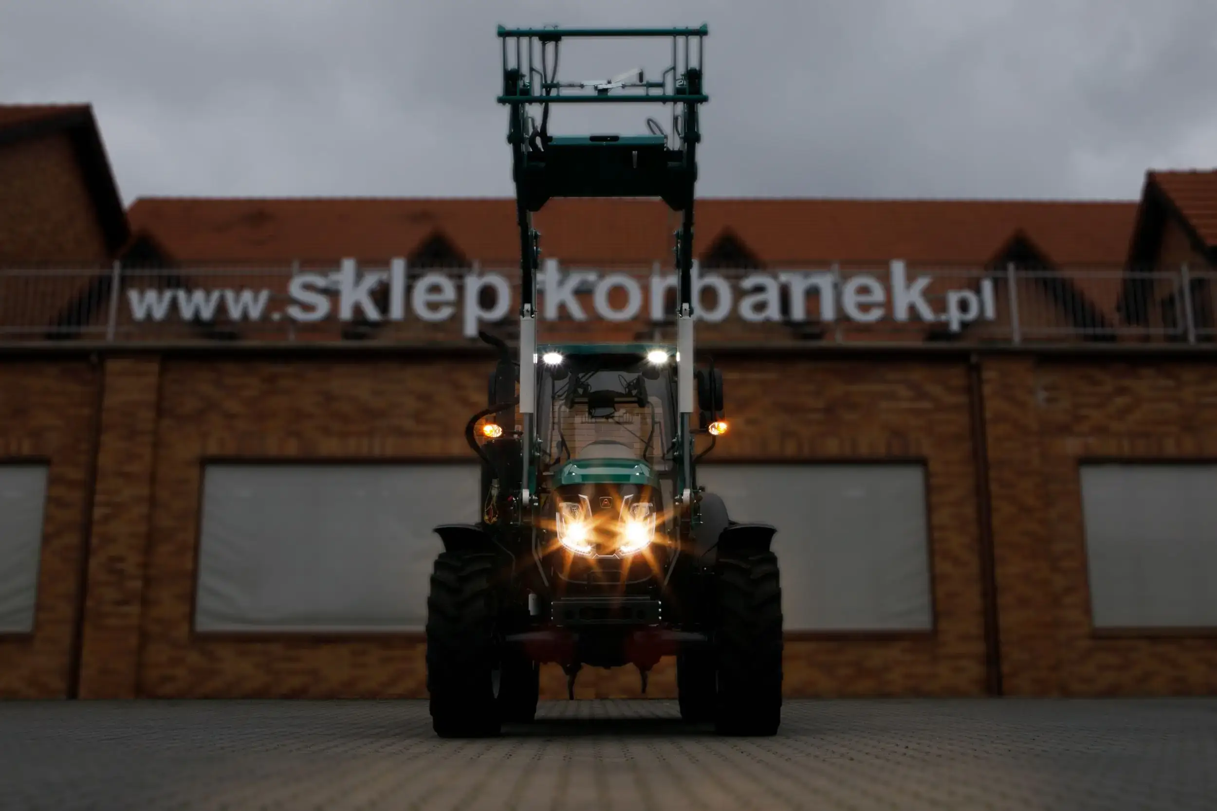 Pełne oświetlenie robocze ciągnika Arbos 4090