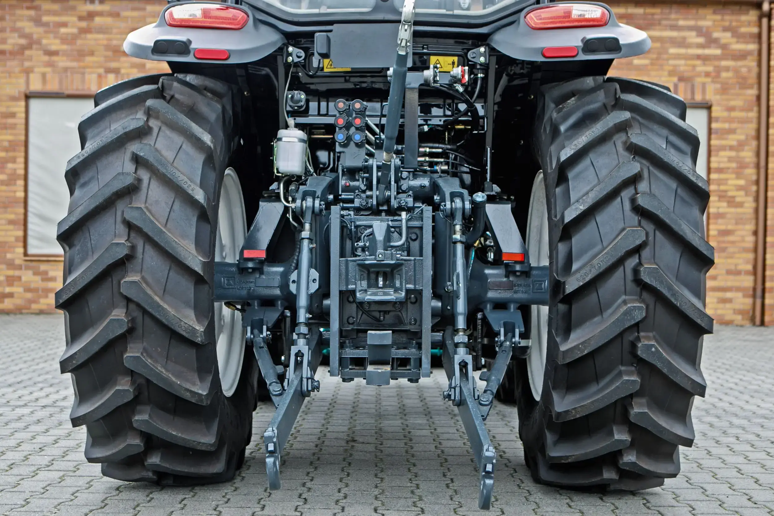 Ciągnik rolniczy Arbos 4090 z tyłu