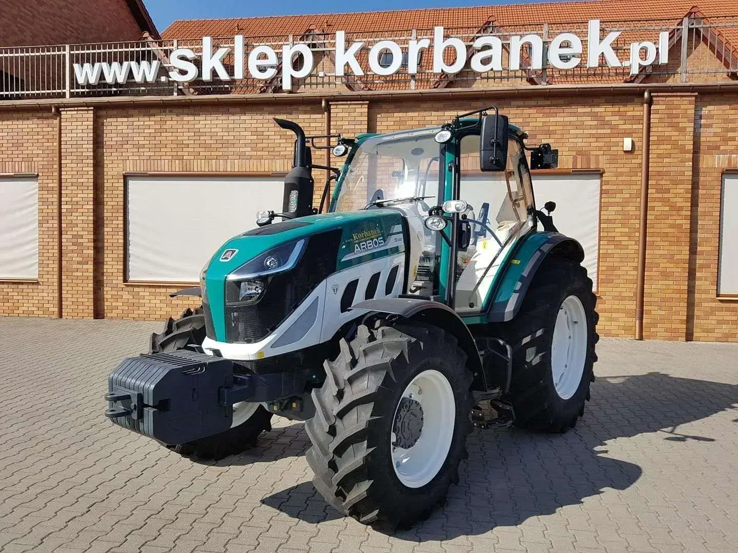 Ciągnik 5100 global od przodu Ciągnik 5100 global na tle firmy Korbanek w Tarnowie Podgórnym