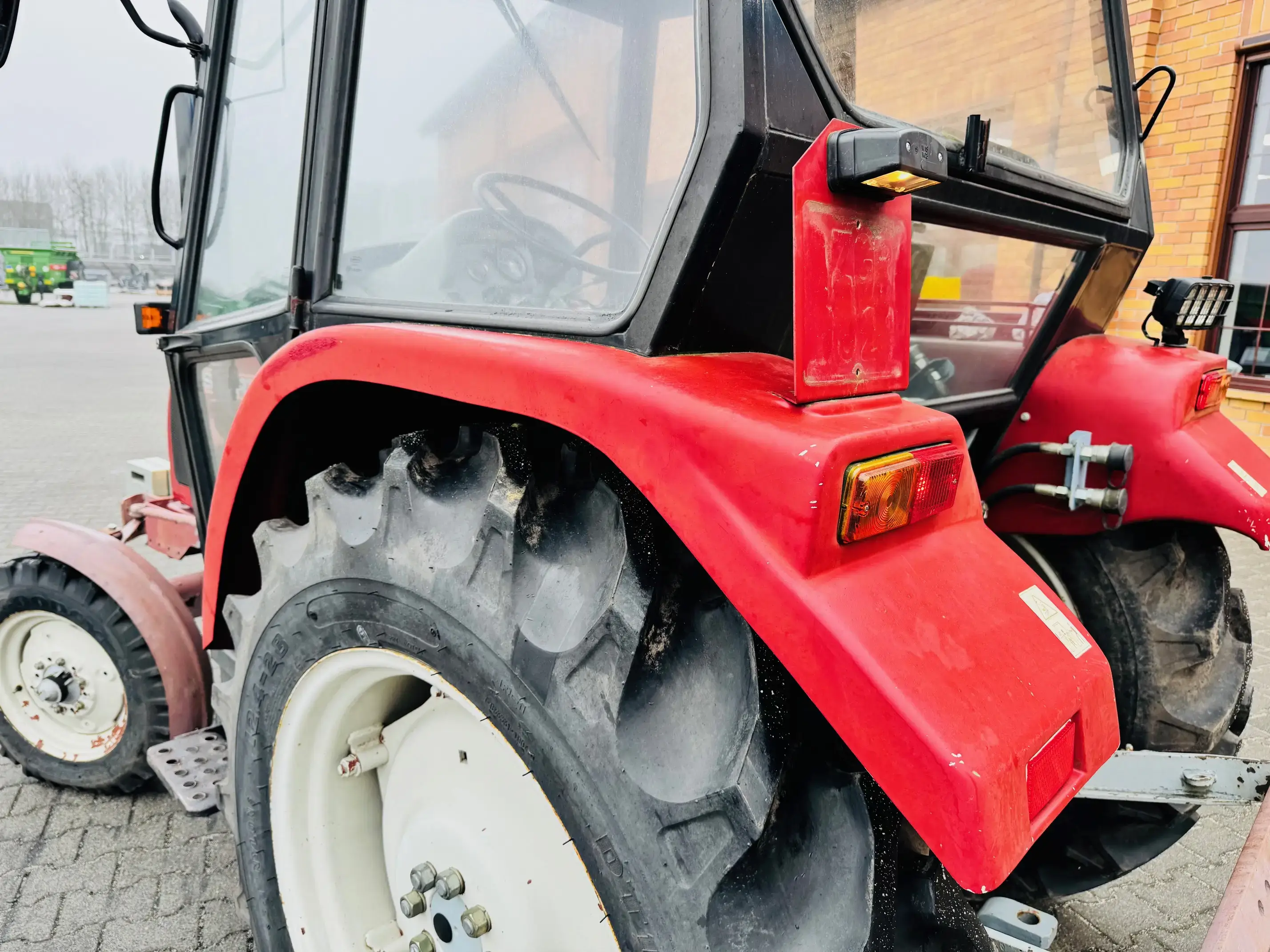 Ciagnik-traktor-escort-335-nastepca-ursus-c-330-plac-firma-korbanek