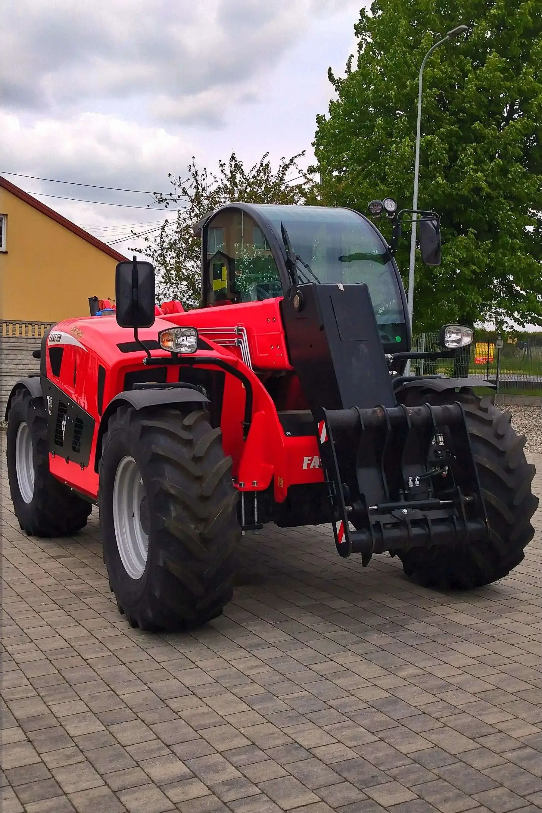 Faresin ładowarka teleskopowa serii middle 7.35 GLS z ukosu lewa strona