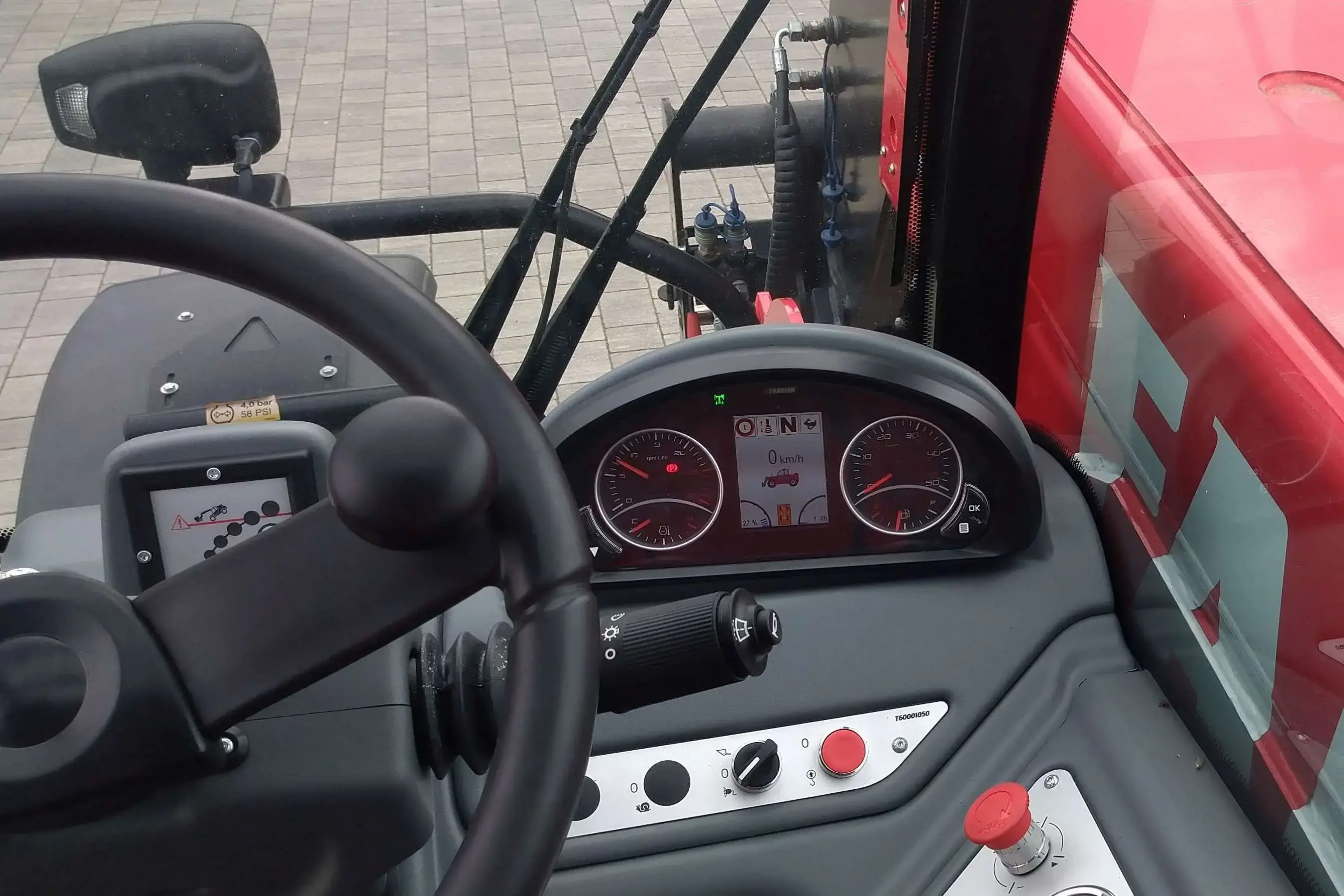 Faresin ładowarka teleskopowa serii middle 7.35 GLS wnętrze