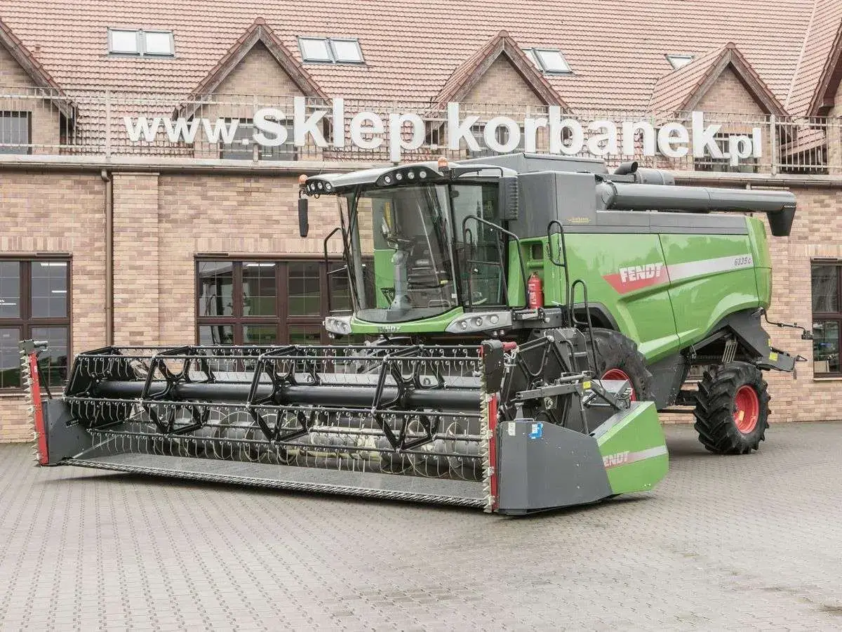 Używany kombajn zbożowy 6-klawiszowy Fendt 6335 Używany kombajn zbożowy 6-klawiszowy Fendt 6335 z hederem FT 700 FF