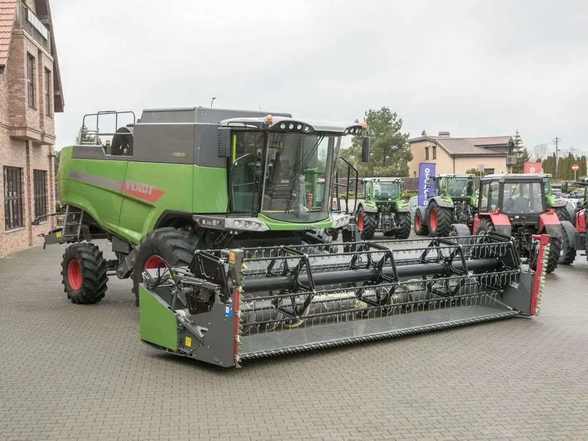 Używany kombajn zbożowy Fendt 6335 Używany kombajn zbożowy Fendt 6335 z opuszczonym hederem do zbioru zbóż FT 700 FF