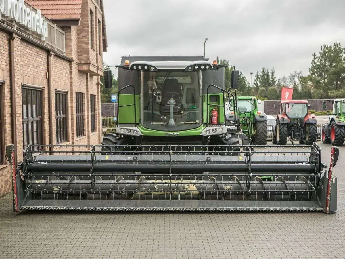 Heder do zbioru zbóż FT 700 FF w kombajnie Fendt 6335 Heder do zbioru zbóż FT 700 FF zamontowany w kombajnie Fendt 6335