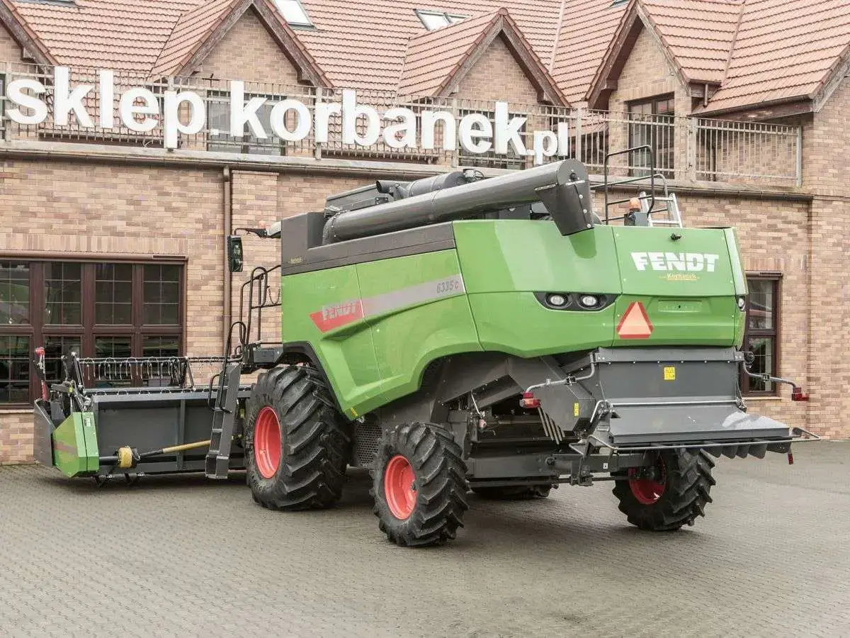 Używany niemiecki Kombajn marki Fendt seria 6335 Tył używanego niemieckiego kombajnu marki Fendt seria 6335