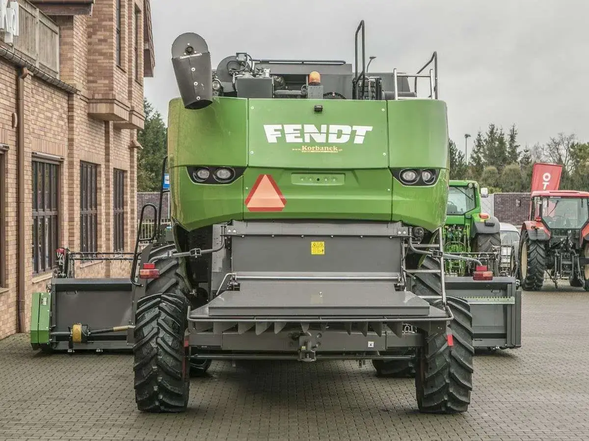 Ogumienie tylne 540/65 R24 w kombajnie zbożowym Fendt 6335 Tył kombajnu marki Fendt seria 6335 Ogumienie tylne 540/65 R24