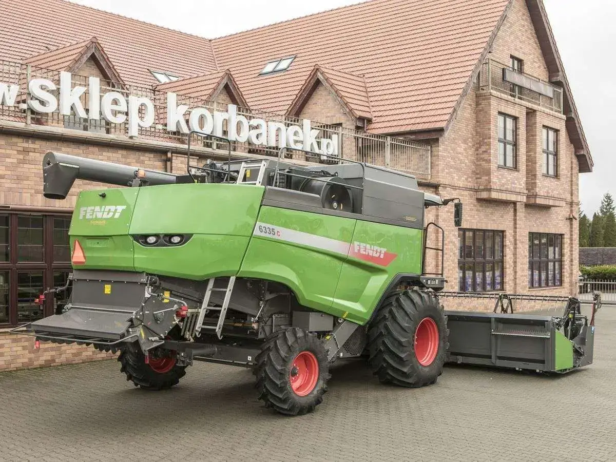 Siekacz słomy i rozrzutnik plew w kombajnie Fendt 6335 Kombajn używany Fendt 6335 z zamontowanym siekaczem słomy i rozrzutnikiem plew