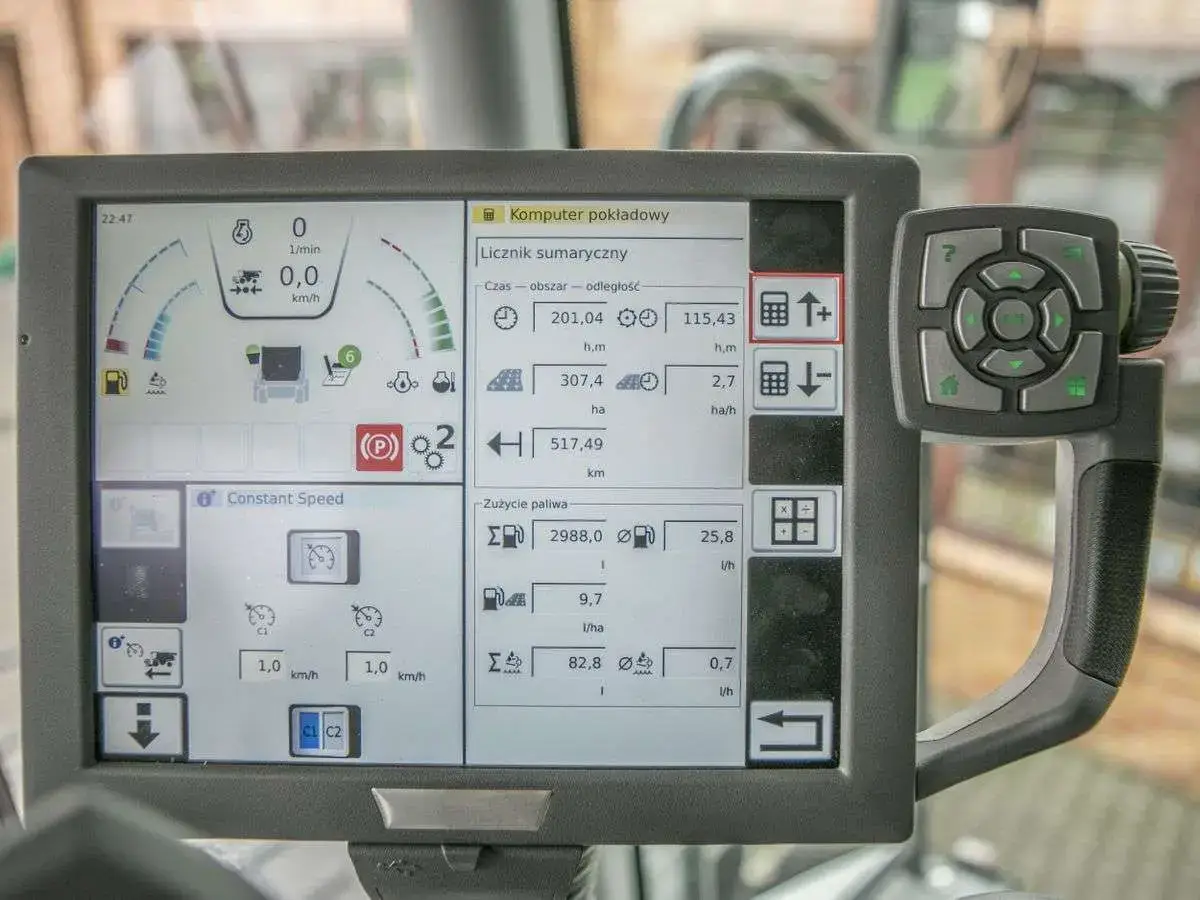 Komputer pokładowy używanego kombjanu zbożowego Fendt 6335 Włączony komputer pokładowy wyświetlający informację o kombajnie Fendt 6335