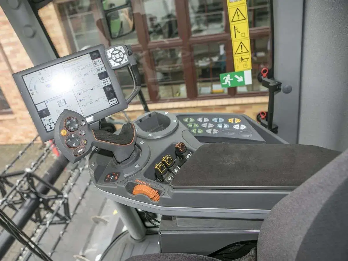Sterowanie kombajnem Fendt 6335 w kabinie operatora Terminal Variotronic, komputer pokładowy elektrycznie sterowane kierownice siekacza słomy w kombajnie Fendt 6335 używanym od www.korbanek.pl