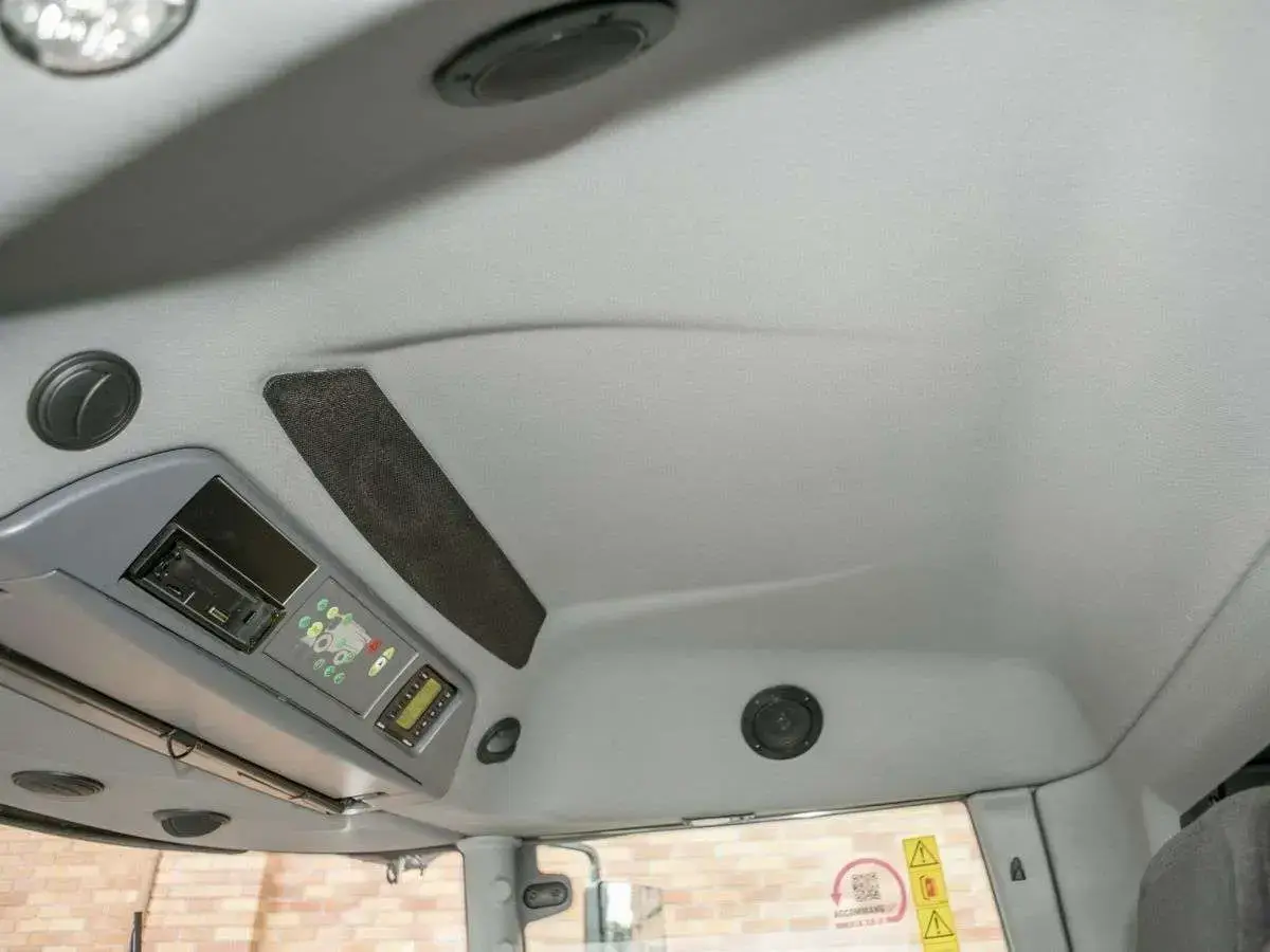 Inastalacja radiowa w używanym kobajnie marki Fendt seria 6335 Instalacja radiow zainastlowana w sufitówce kombajnu Fendt 6335