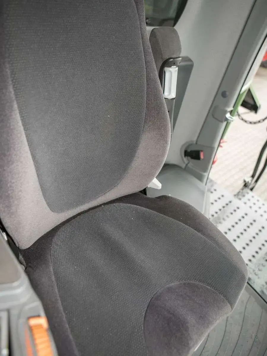 Fotel kierowcy pneumatyczny w kombajnie zbożowym Fendt 6335 Fotel kierowcy pneumatyczny zamontowany kombajnie zbożowym 6- klawiszowym Fendt 6335