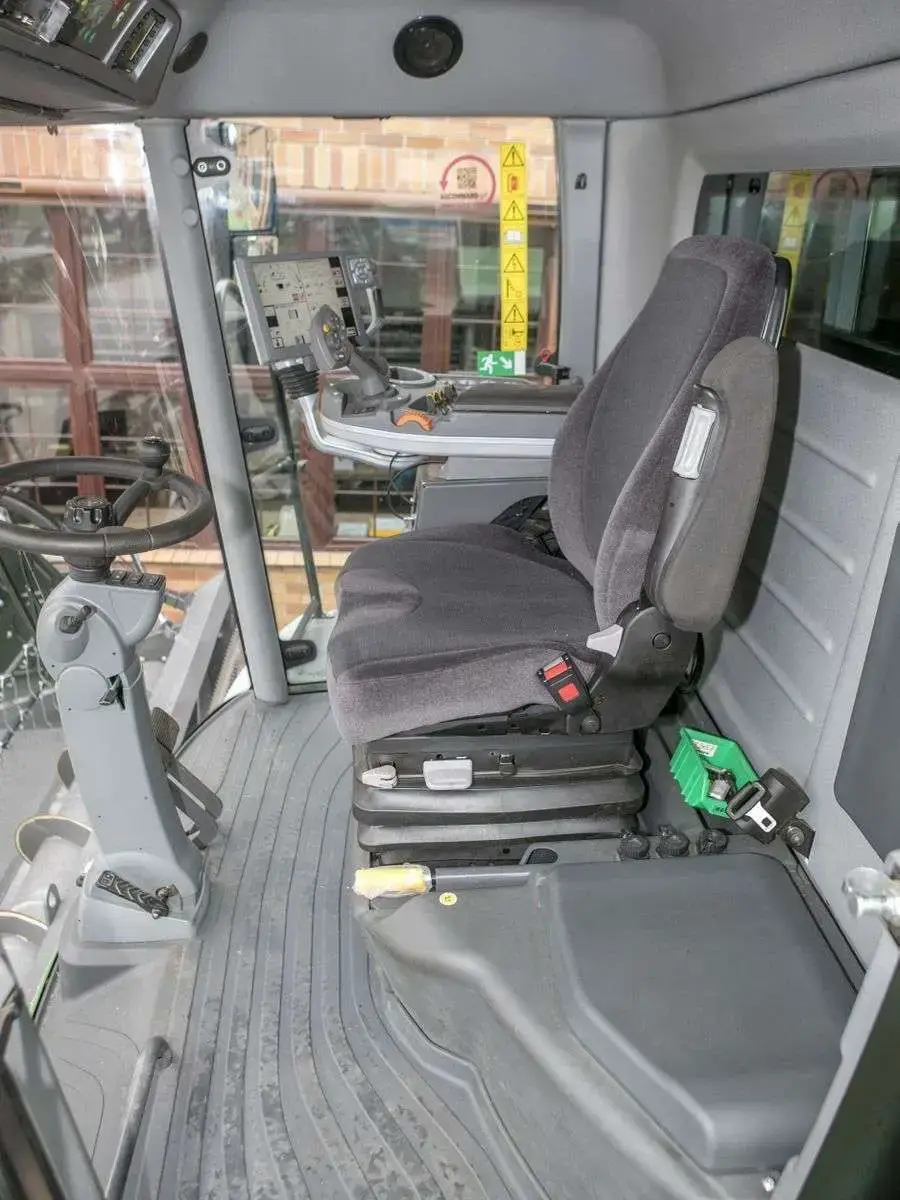 Fotel kierowcy pneumatyczny oraz siedzenie dla pasażera w używanym kombajnie Fendt 6335 Komfortowy pneumatyczny fotel operatora oraz siedzenie dla pasażera w używanym kombajnie Fendt 6335