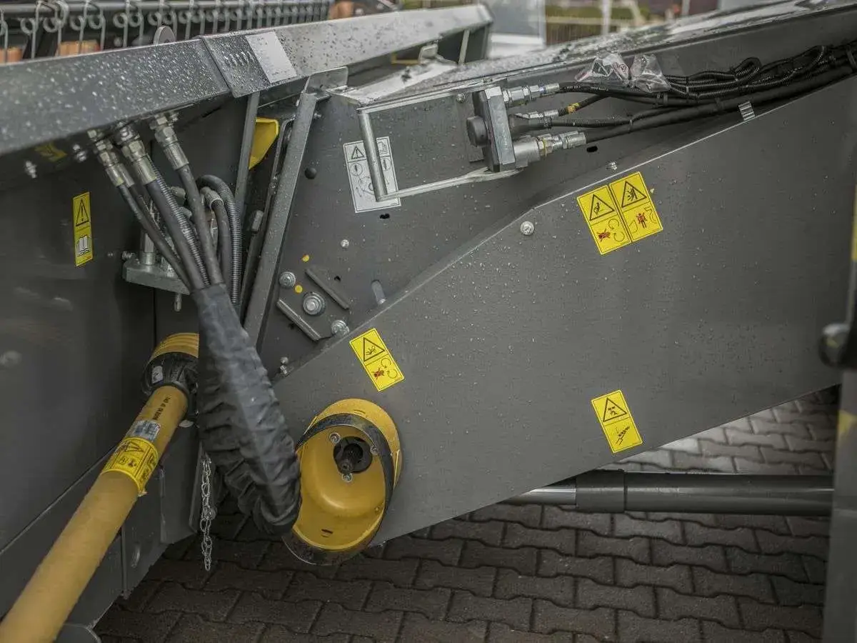 Multizłącze hydrauliczne do hedera w używanym kombajnie Fendt 6335 Kombajn Fendt 6335 wyposażony w multizłącze hydrauliczne do hedera