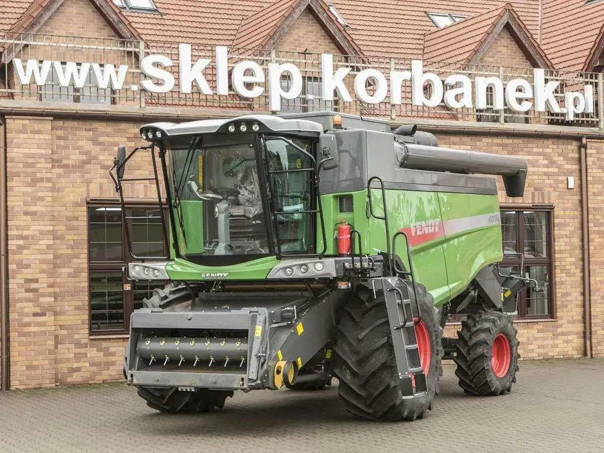 Używany kombajn zbożowy Fendt 6276 L z systemem Auto Level dla hedera na tle firmy Korbanek