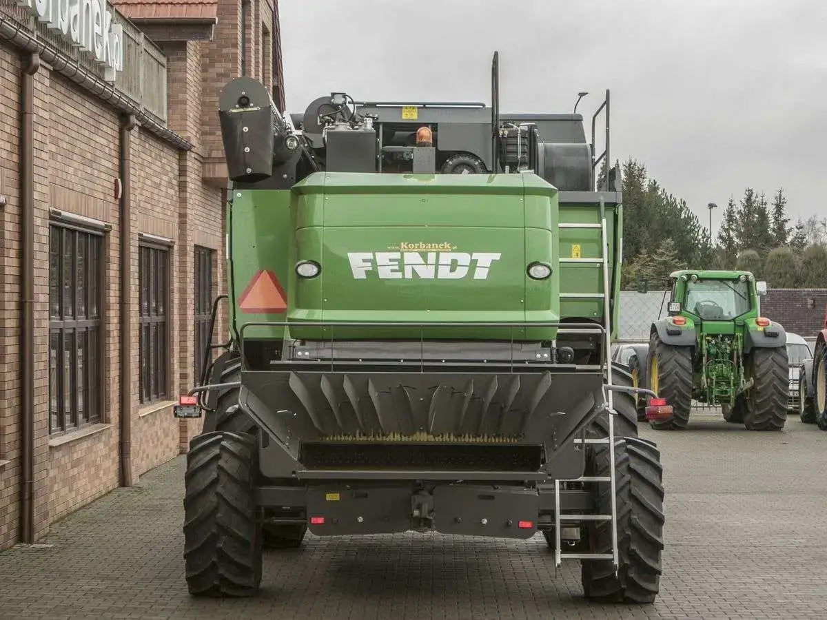 Rozrzutnik plew w kombajnie zbozowym Fendt 6275 L
