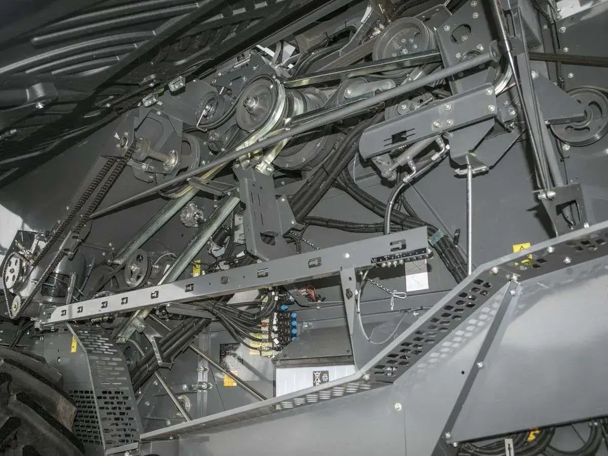 Napędy z lewej strony używanego kombajnu Fendt 6275 C koła pasowe paski przekładnie 