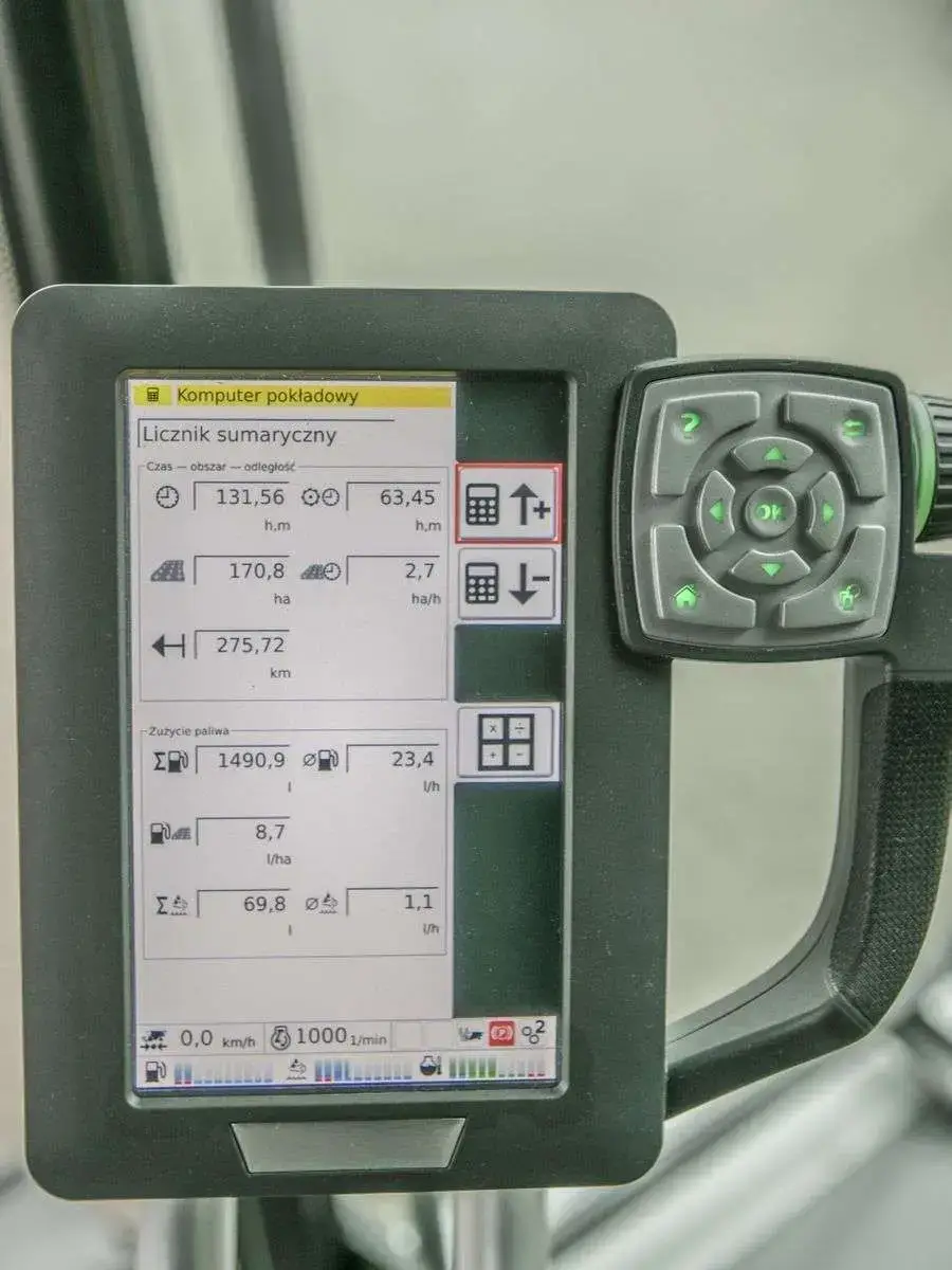 Włączony komputer pokładowy w Fendt 6275 C z wyświetlonymi informacjami ilość mtg  
