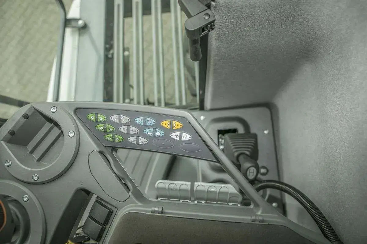 Panel sterujący kombajnem we wnętrzu komfortowej kabiny kombajnu Fendt 6275 C