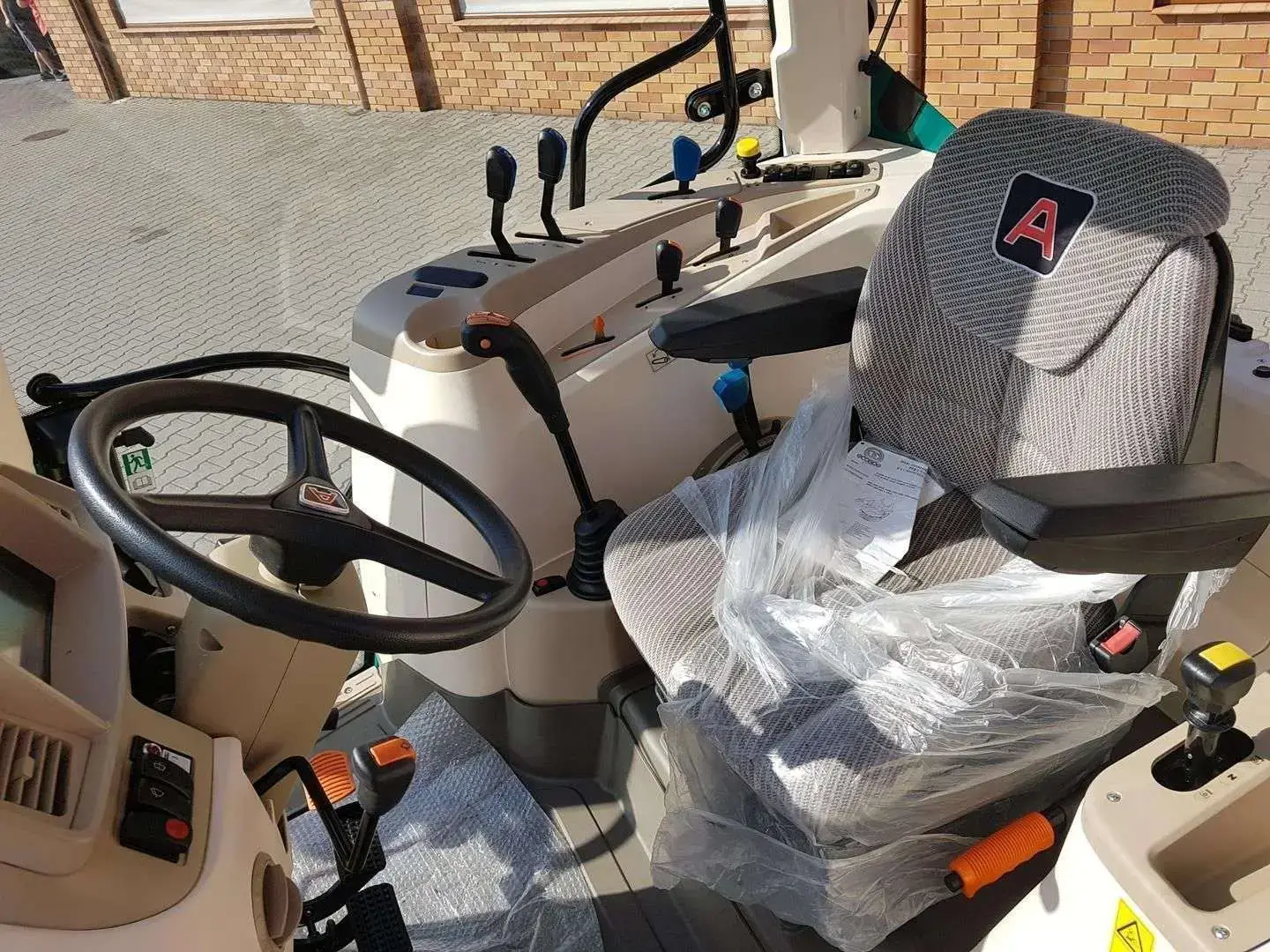 Miejsce operatora ciągnika 5100 global Arbos Wnętrze traktora Arbos 5100 global