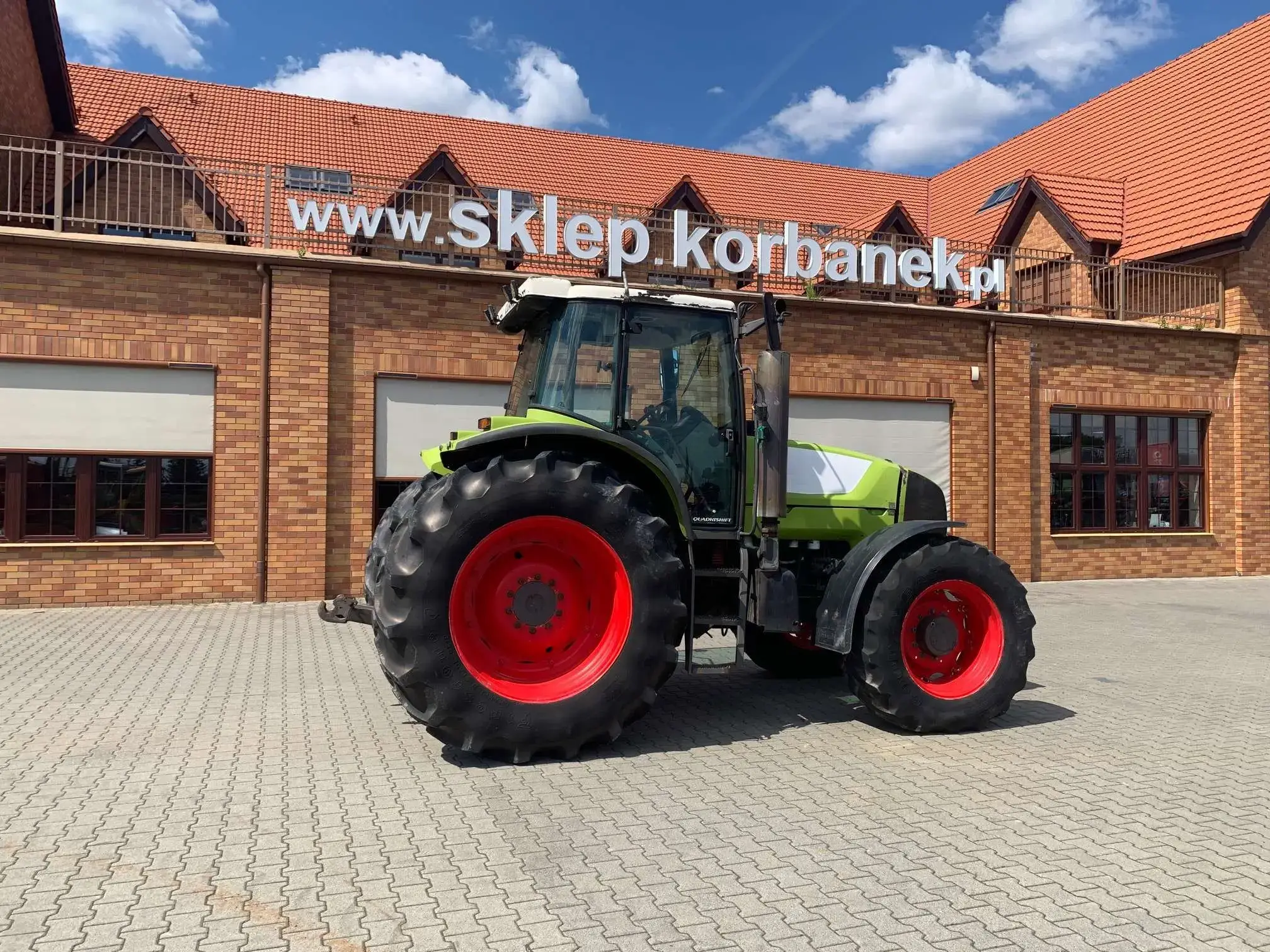 Traktor renault z dużym ogumieniem Mocny ciągnik Ares