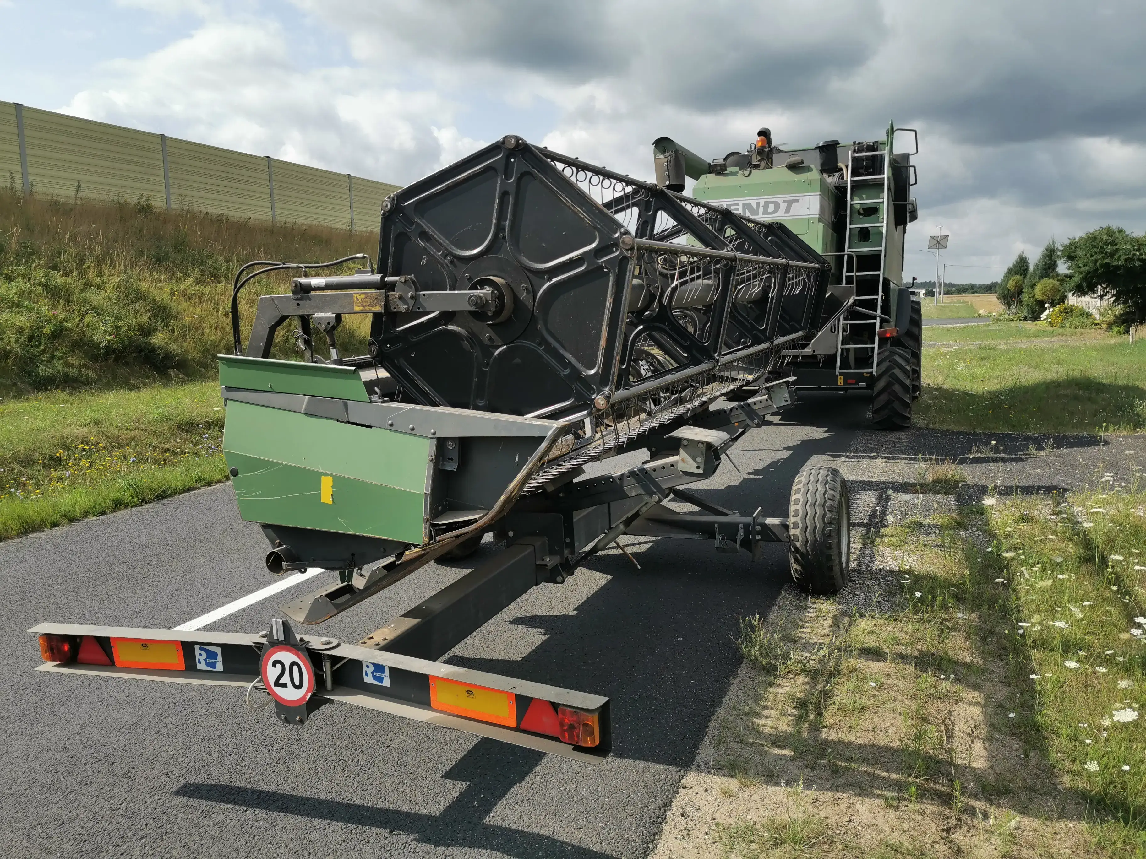 Kombajn-zbozowy-fendt-5220-5-klawiszy-wytrzasaczy-stan-bardz-dobry-korbanek-pierwszy-wlasciciel Kombajn-zbozowy-fendt-5220-5-klawiszy-wytrzasaczy-stan-bardz-dobry-korbanek-pierwszy-wlasciciel