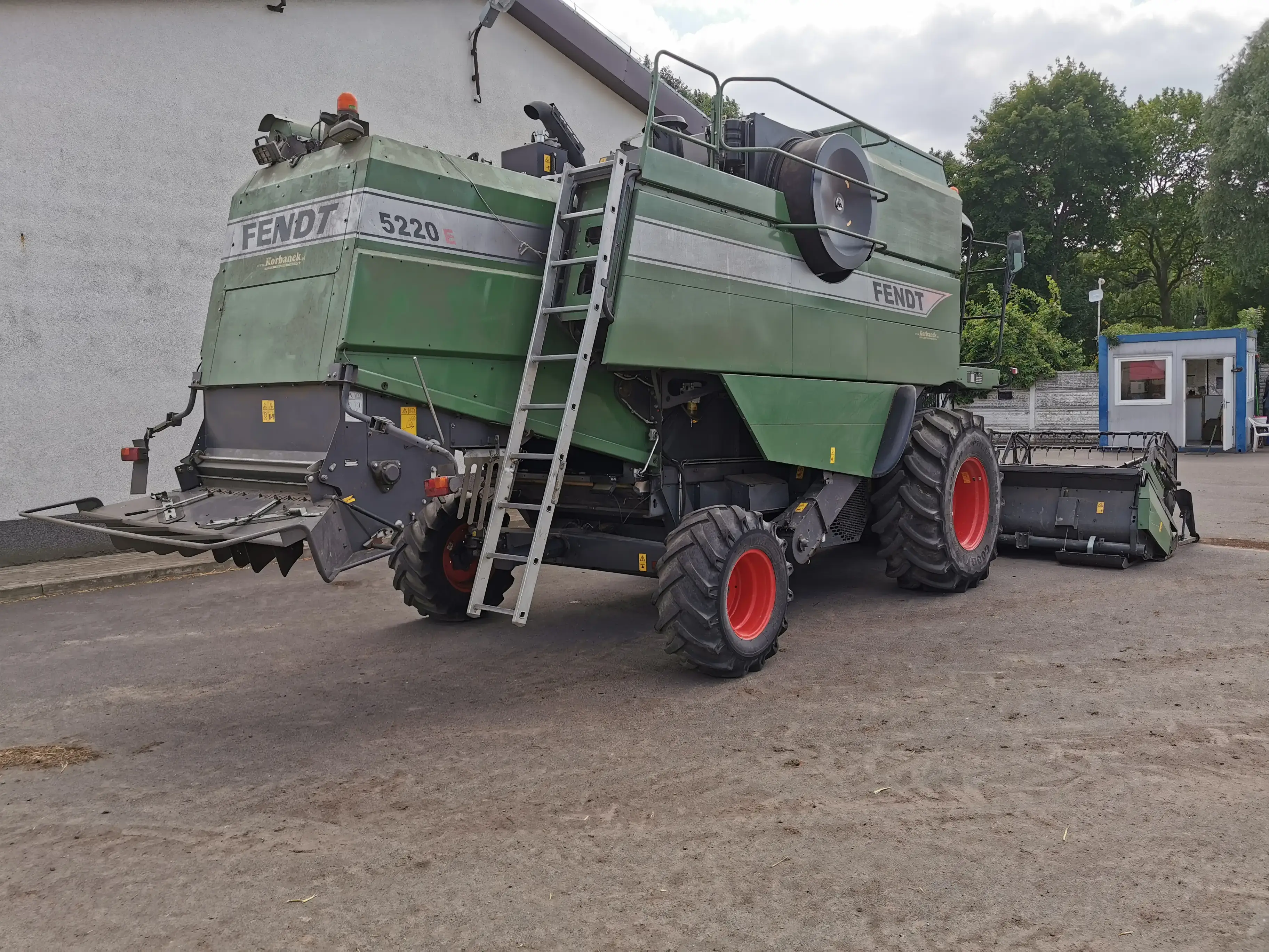 Kombajn-zbozowy-fendt-5220-5-klawiszy-wytrzasaczy-stan-bardz-dobry-korbanek-pierwszy-wlasciciel Kombajn-zbozowy-fendt-5220-5-klawiszy-wytrzasaczy-stan-bardz-dobry-korbanek-pierwszy-wlasciciel