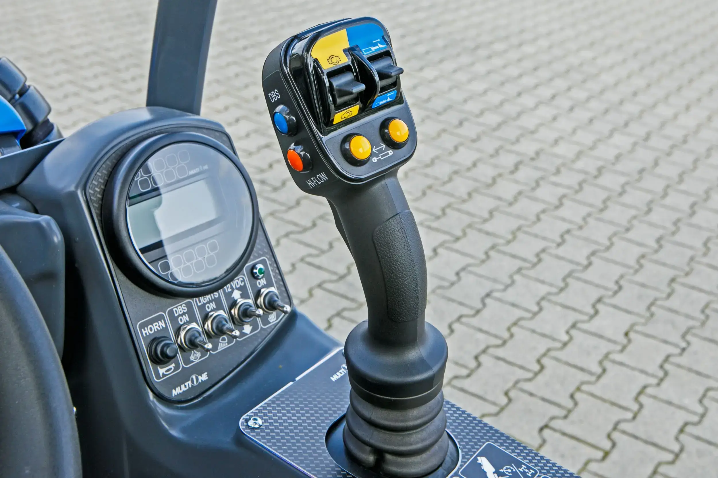 Multione seria 5 Kubota Korbanek kabina joystick wyświetlacz parametrów pracy