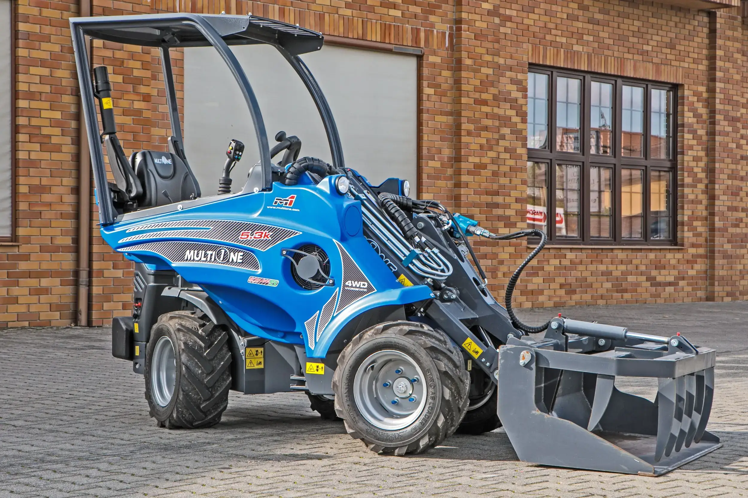Multione seria 5 Kubota Korbanek od boku ramie łyżka z dociskiem