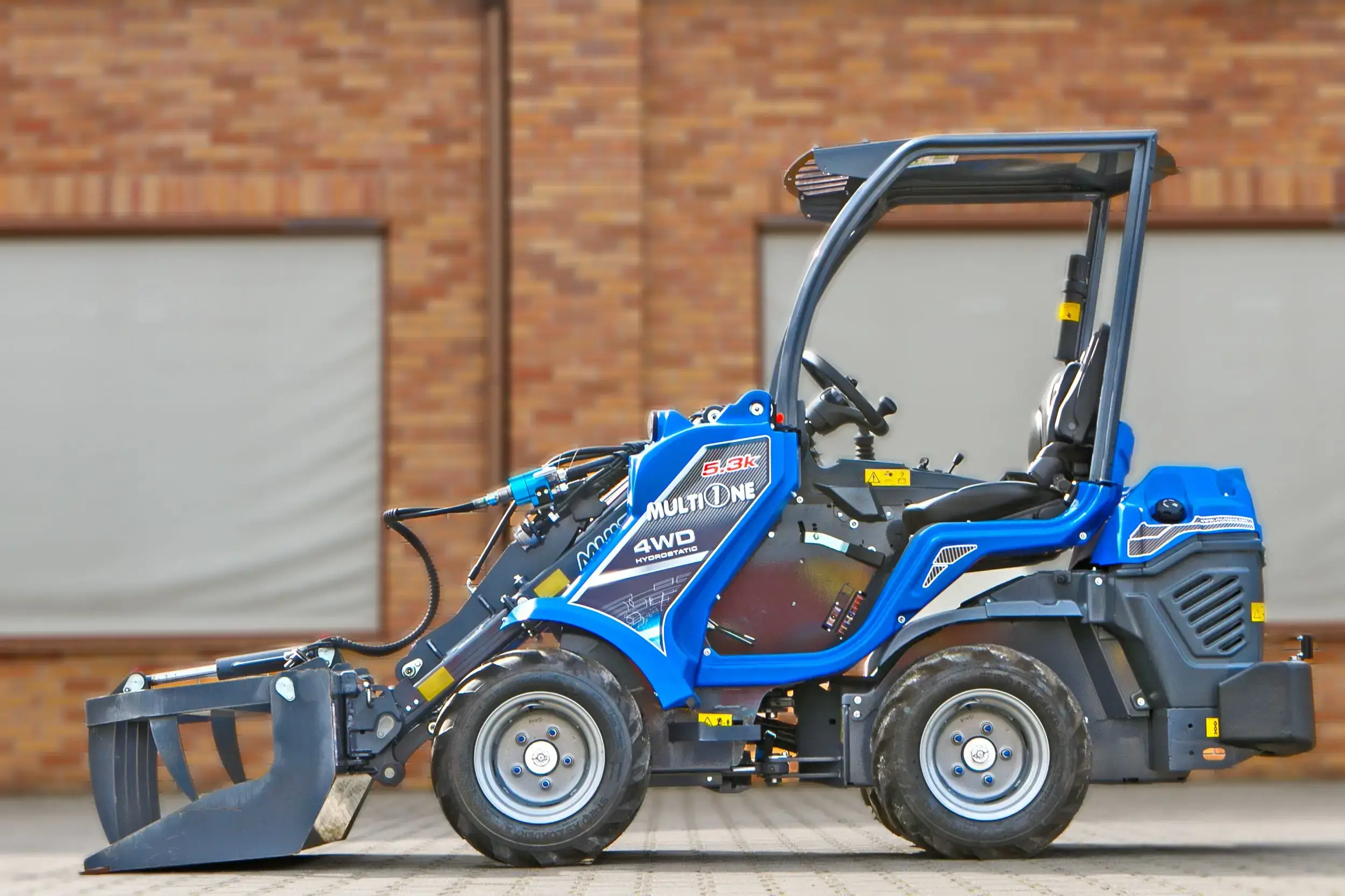 Multione seria 5 Kubota Korbanek z boku widok ramię kabinę łyżka z dociskiem