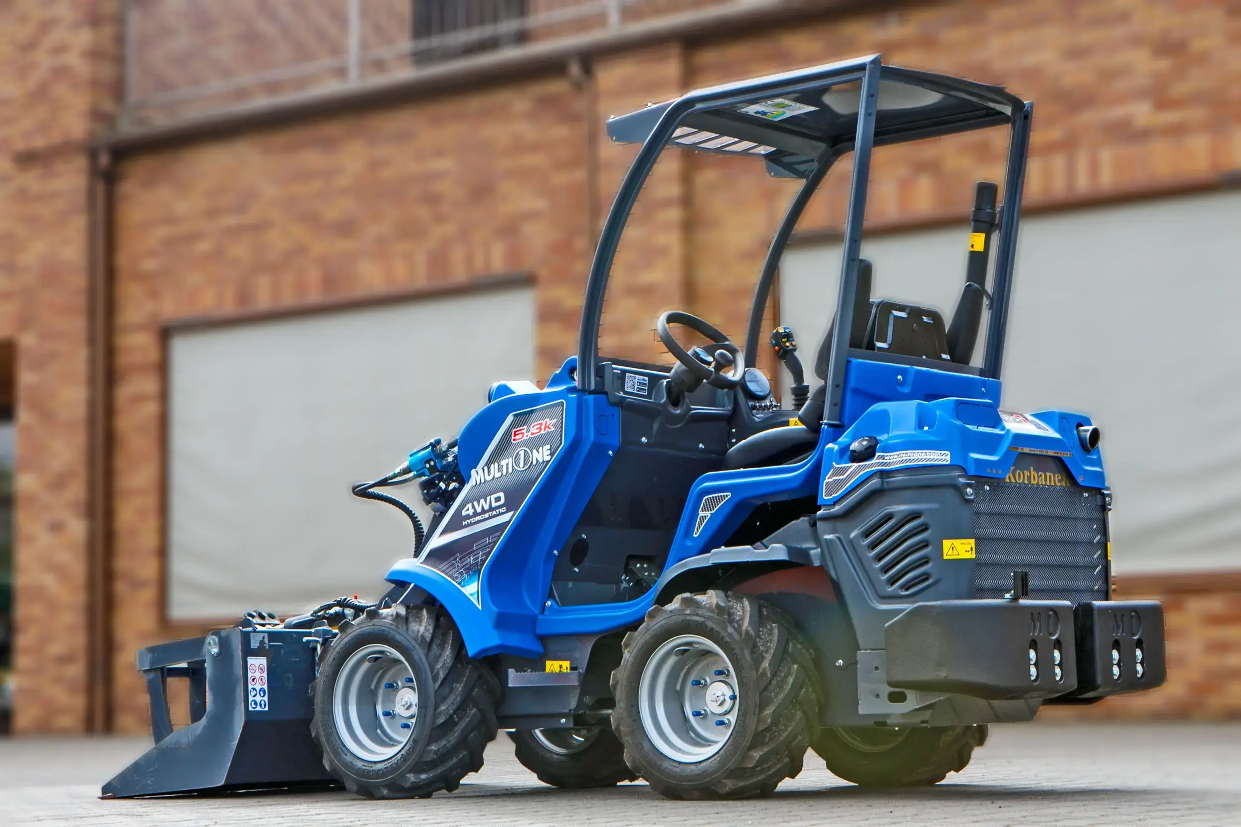 Multione seria 5 Kubota Korbanek tył bok ramię kabinę łyżka z dociskiem