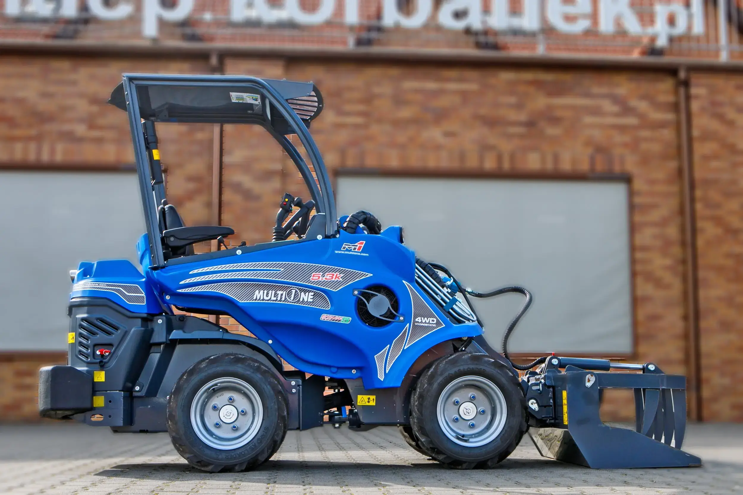 Multione seria 5 Kubota Korbanek bok ramię schowane łyżka z dociskiem